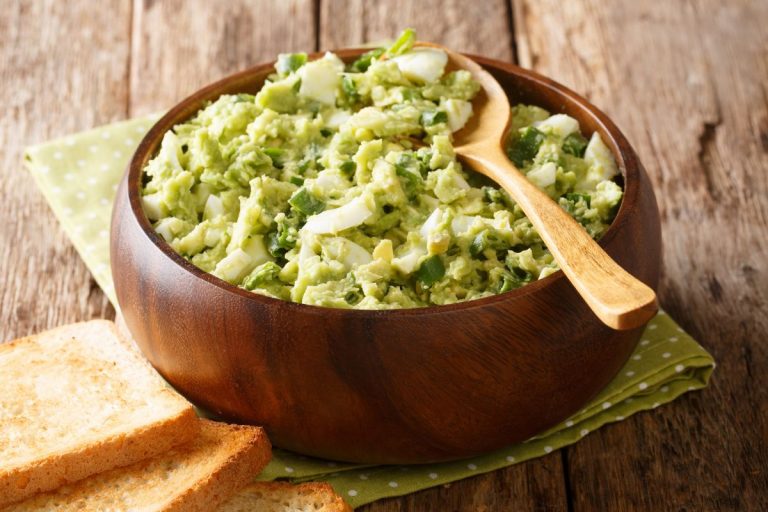 avocado-salad-boiled-eggs