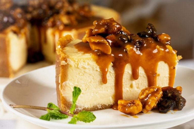 Cheesecake with caramelized nuts