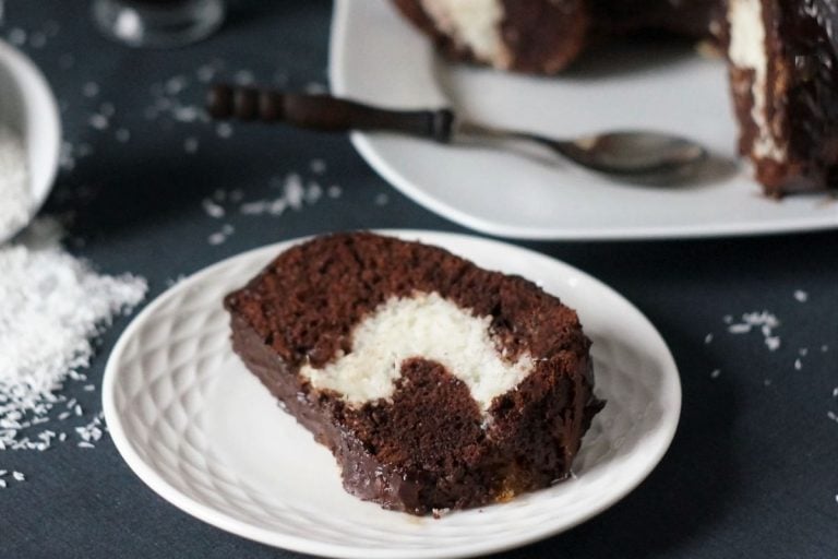 Bounty-cake-with-chocolate-and-coconut
