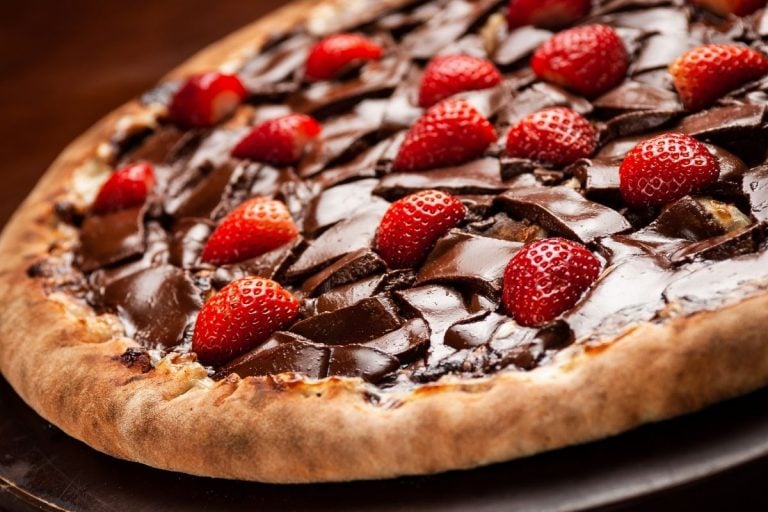 Chocolate-strawberry-pizza