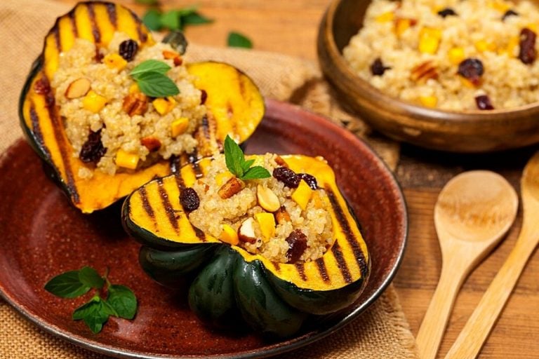 Chestnut-squash-with-quinoa-nuts-and-dried-fruit-1