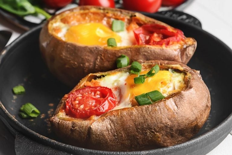 eggs-baked-in-potatoes