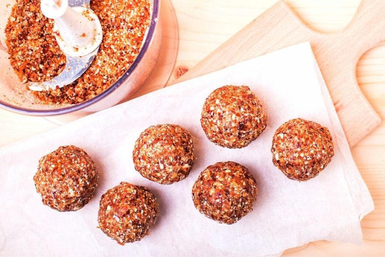 Energy-bites-with-dates-almond-butter-and-cocoa