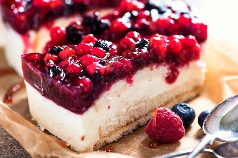 Cheesecake-with-Berry-jelly