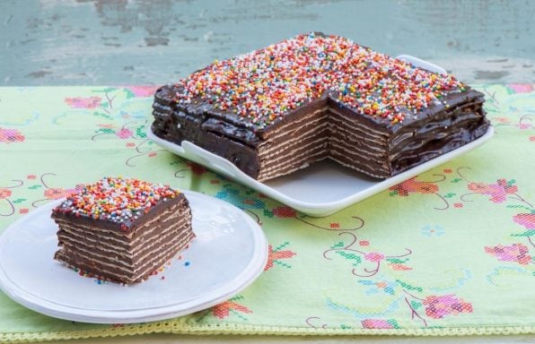 עוגת מצות קלאסית עם שכבות שוקולד