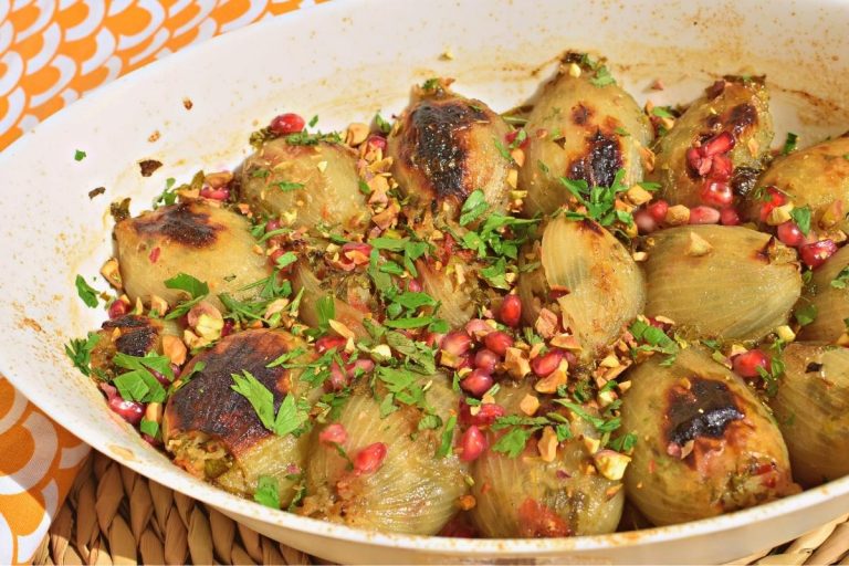 stuffed-onions-with-pomegranate-sauce