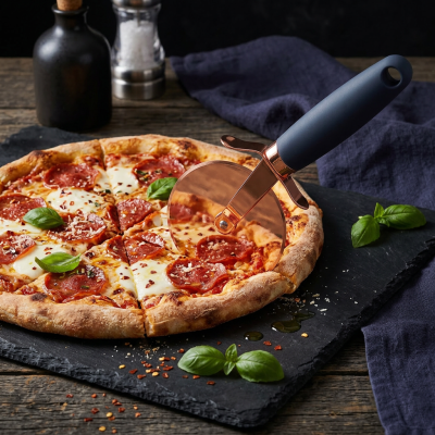 גלגלת פיצה מקצועית מנירוסטה בגימור רוז גולד עם ידית ארגונומית